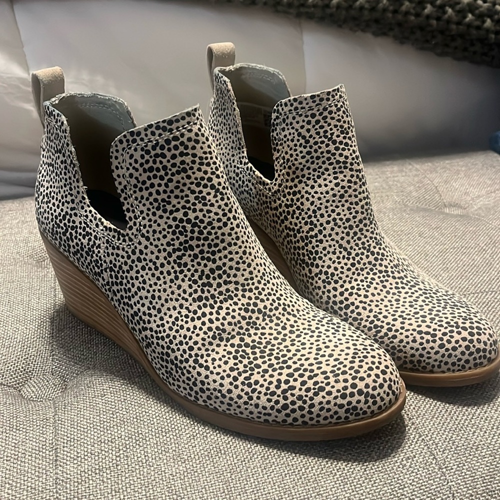 Tom’s size 7.5 barely worn.